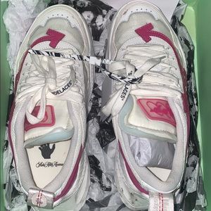 Off white sneakers. Size 38(8). Women’s shoe.